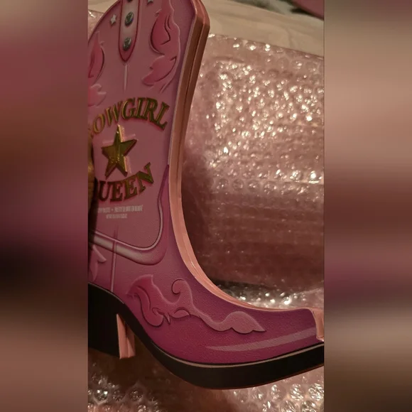 COWGIRL QUEEN EYE SHADOW PALETTE IT IS SO WELL CONSTRUCTED!JEFFREE STAR